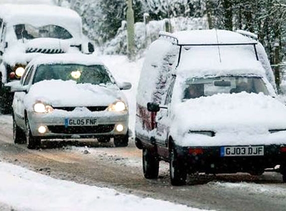 Snow showers and covers road