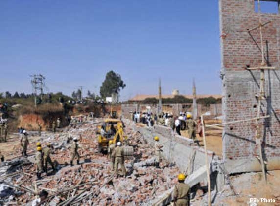 4 daily labourers killed as wall collapses