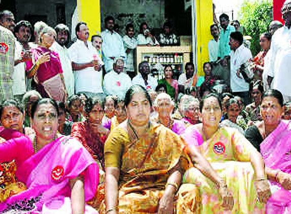 Women in a village stage week-long dharnas against liquor shops