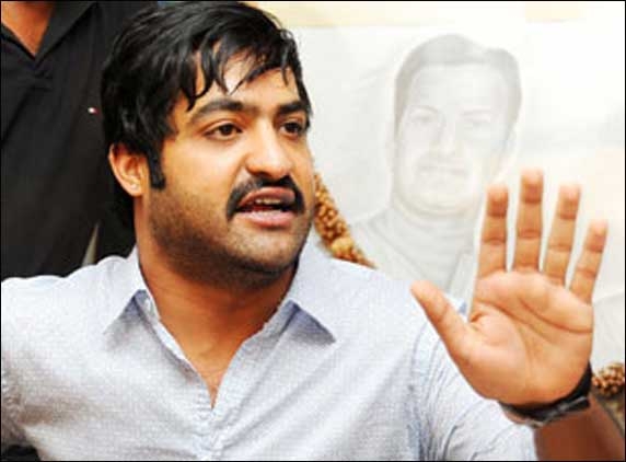 Miscreants hurl stones at NTR&#039;s office