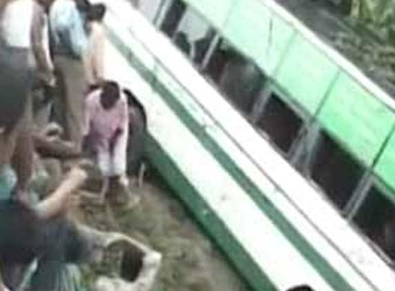 22 people killed in bus rolls into gorge in Shillong