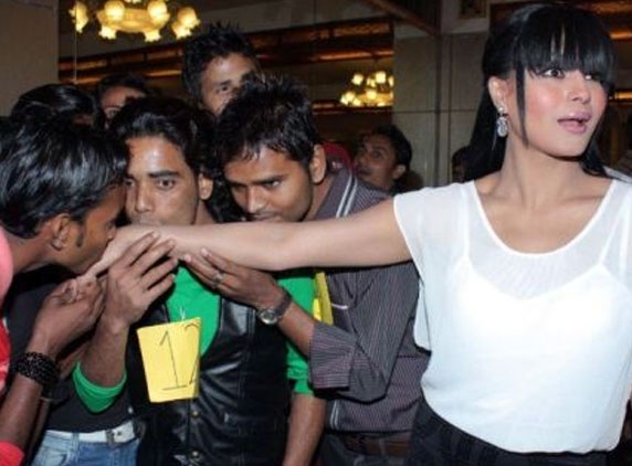 Kisses story of hot actress-Veena Malik enters Guinness Records