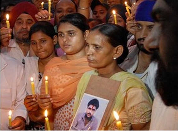 Sarabjit&#039;s family stages protest at Jantar Mantar