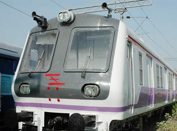Youth dies hitting a pole from local train