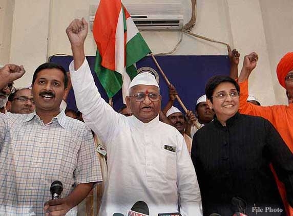 Kiran Bedi wrote to me that Kejriwal mishandling NGO funds - Anna Hazare