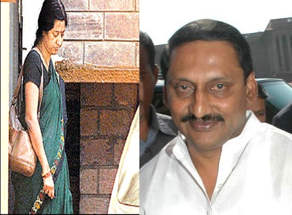 Srilakshmi meets CM, says she took orders from late YSR, KVP