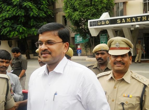 High Court notices CBI JD Lakshminarayana