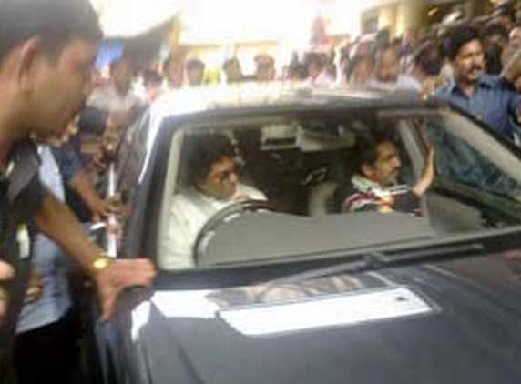 Raj Thackeray spotted driving Uddav Thackeray home